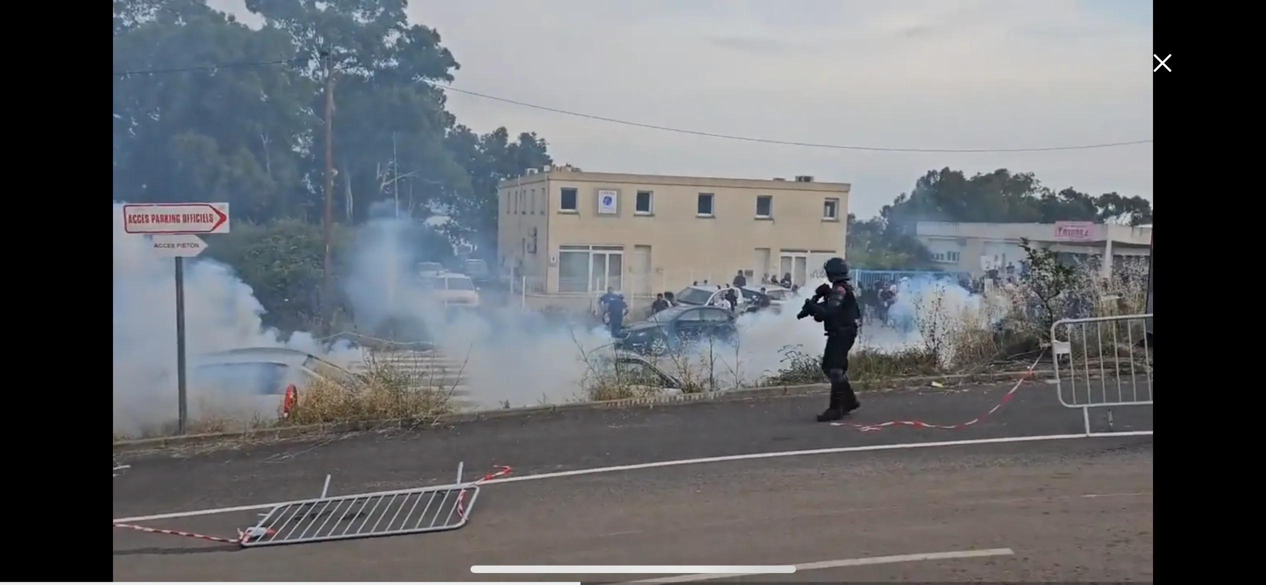 可恨,八岁患癌小球迷遭极端球迷攻击,还烧毁他的主队球衣