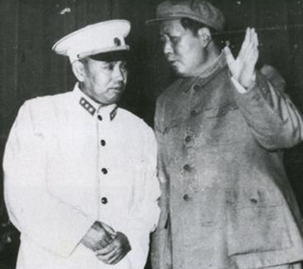 52年孔子玉陪毛主席参观孔府时，*世友许**坦言：孔家是几千年的贵族