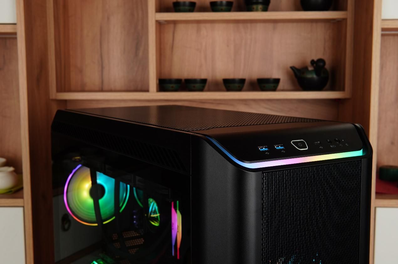 可以装多个硬盘的主机箱,带可插拔硬盘盒的主机