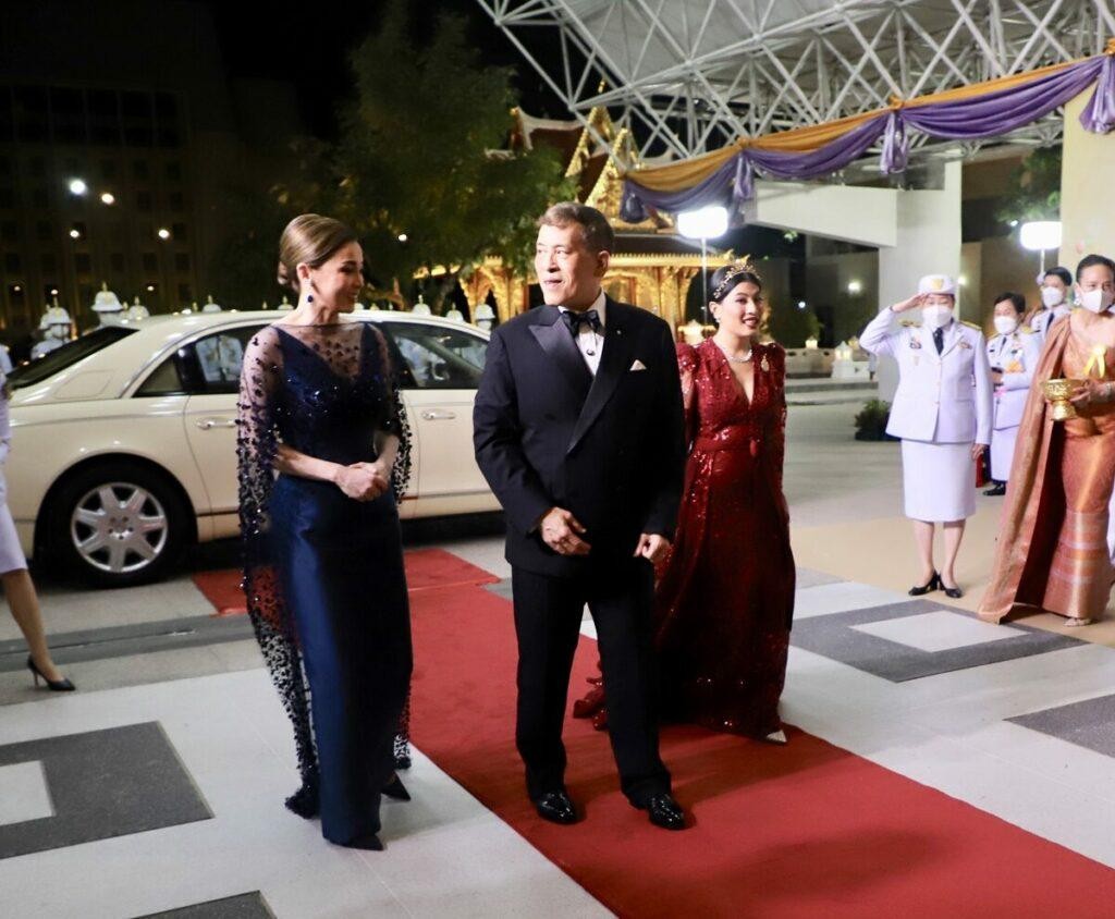 泰王屈膝礼,苏提达生日庆典