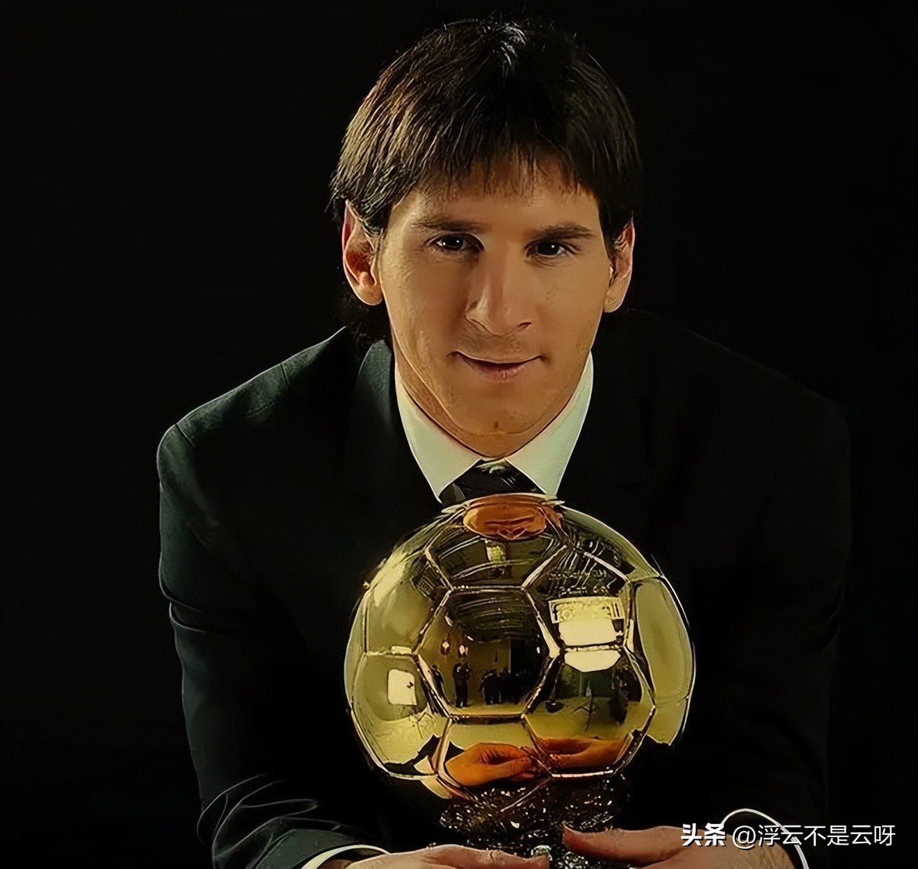 因个子矮被抛弃的足球巨星,出生贫寒17岁却成为足球界的传奇