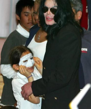 迈克尔杰克逊去世得了什么疾病,迈克杰克逊儿子遗传白化病