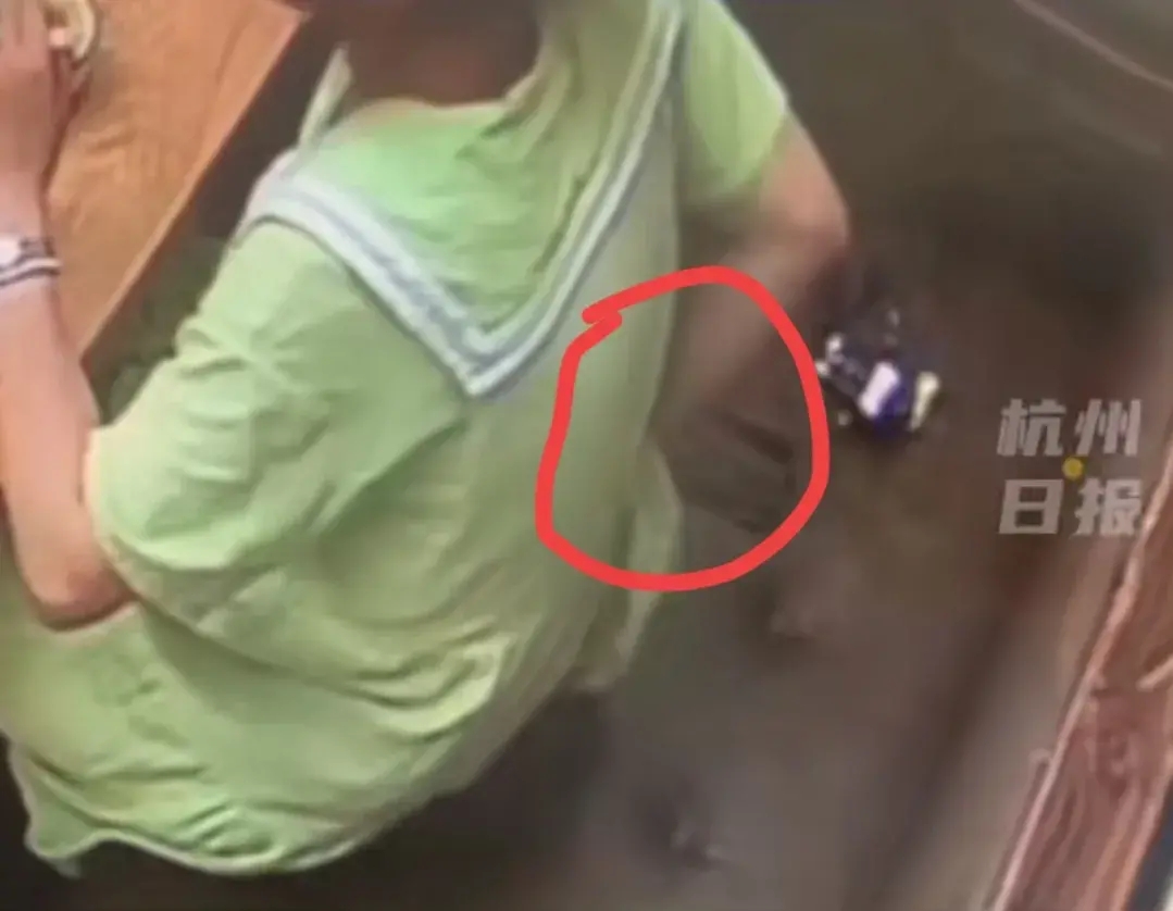 女子为吃15元霸王餐故意拔头发,吃霸王餐竟拔自己头发