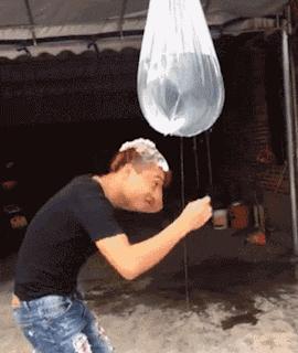 伴娘抢了新娘风头躲角落,伴娘躲在角落玩手机很漂亮