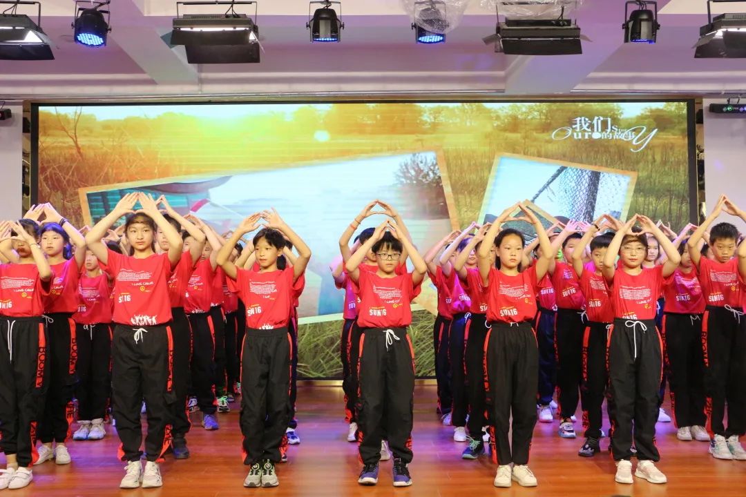 万二小举行2016级毕业典礼暨毕业班综合素质拓展活动