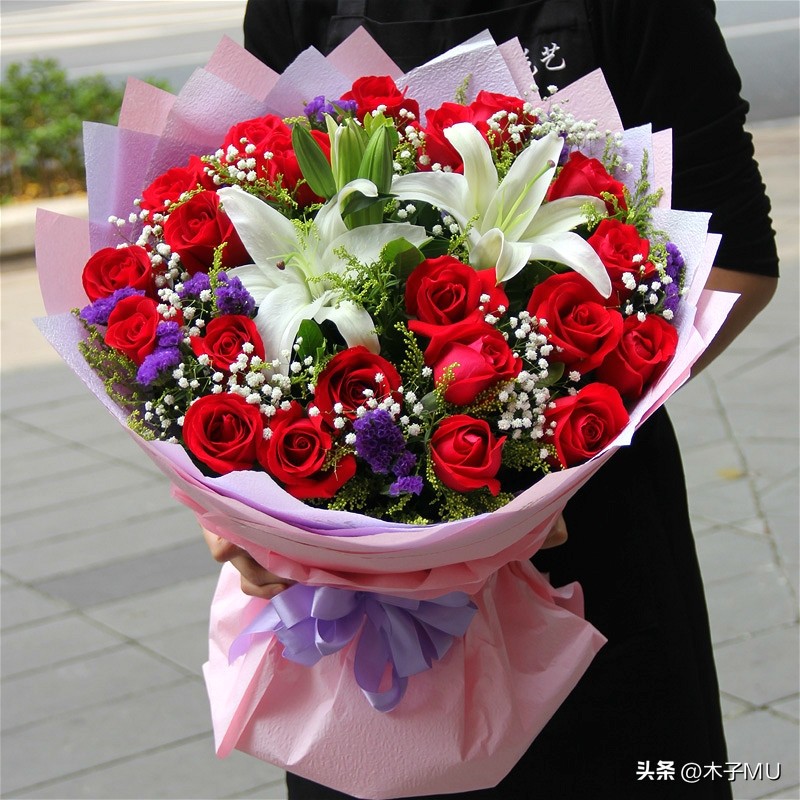 红玫瑰适合送什么人,送女朋友送红玫瑰还是粉玫瑰