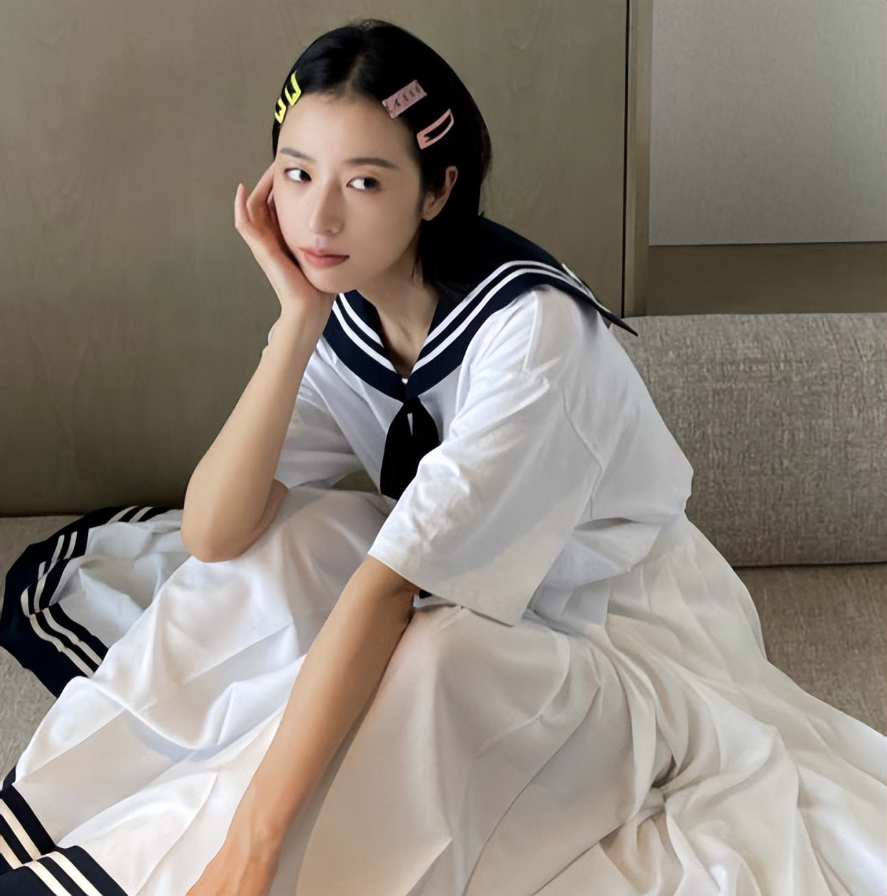 方脸大腮帮适合中分还是三七分,大饼脸中分超级简单又漂亮的发型