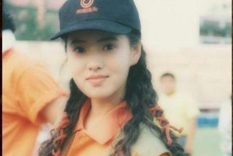 被母亲“锁铁链”，被姐夫打喂狗食，伊能静：曾活得像只野狗