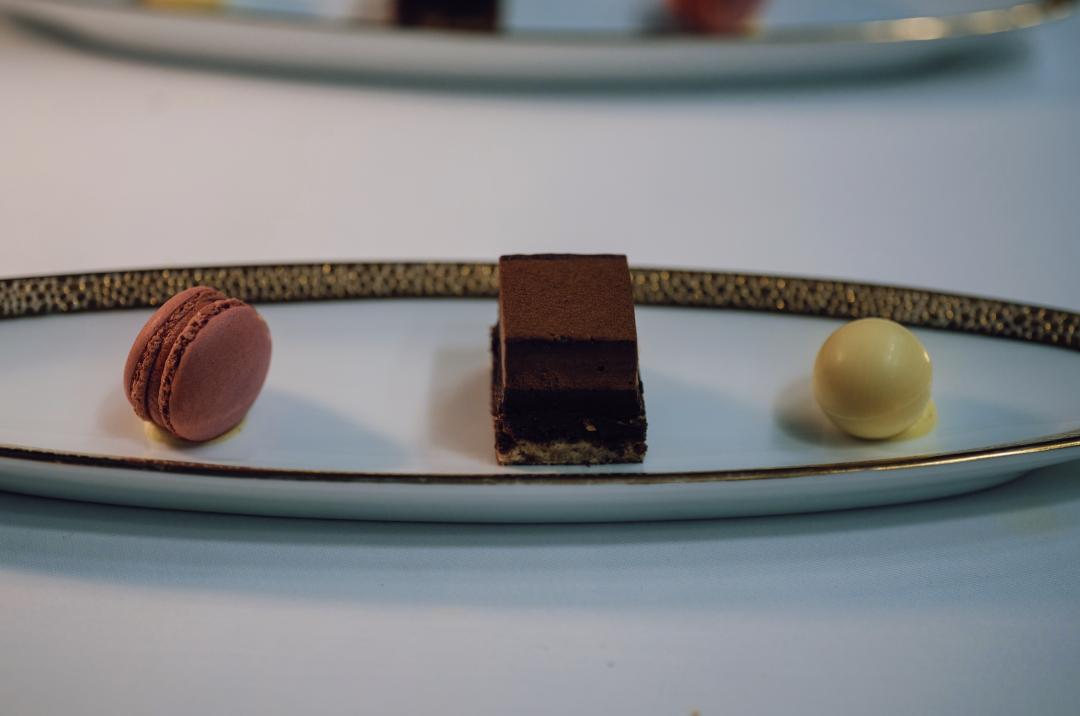 配备一星米其林黑珍珠餐厅,比米其林黑珍珠高端的餐厅