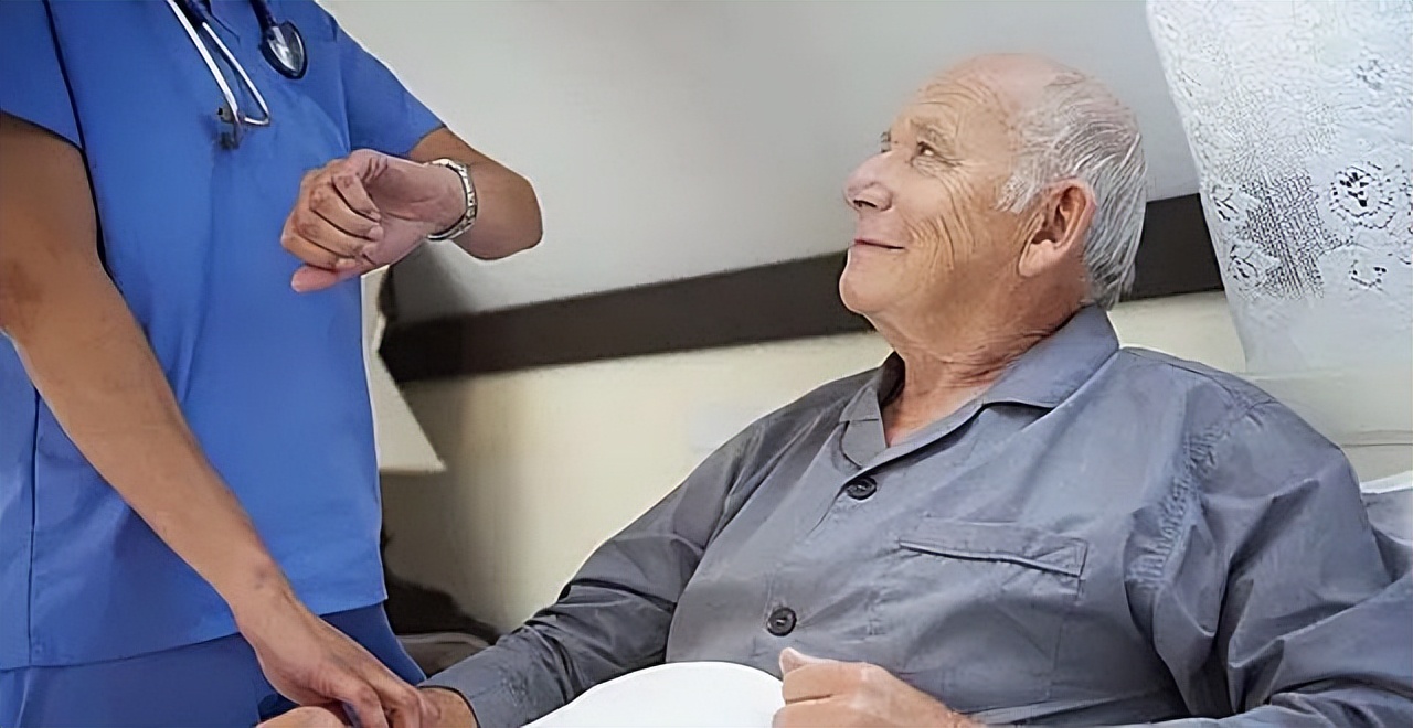 80岁老头艾滋病传染给老婆,艾滋病老年患者应不应该和家人讲