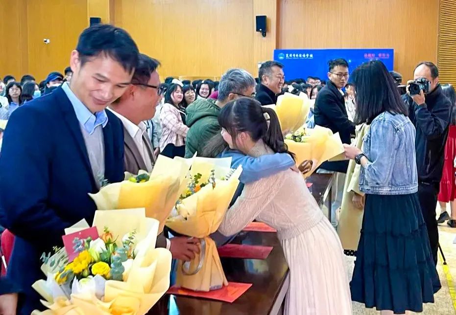 开学季校园展示打卡,开学啦冰墩墩小学生积极向上图片