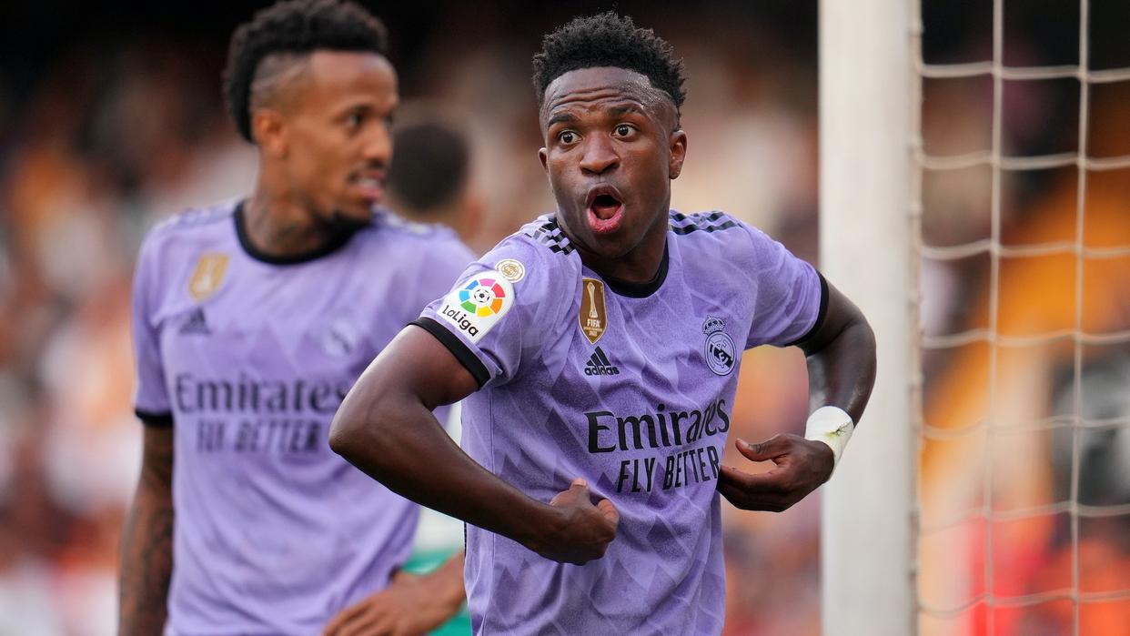 维尼修斯遭球迷裁判双重针对，被锁喉反倒吃红牌，安切洛蒂表支持