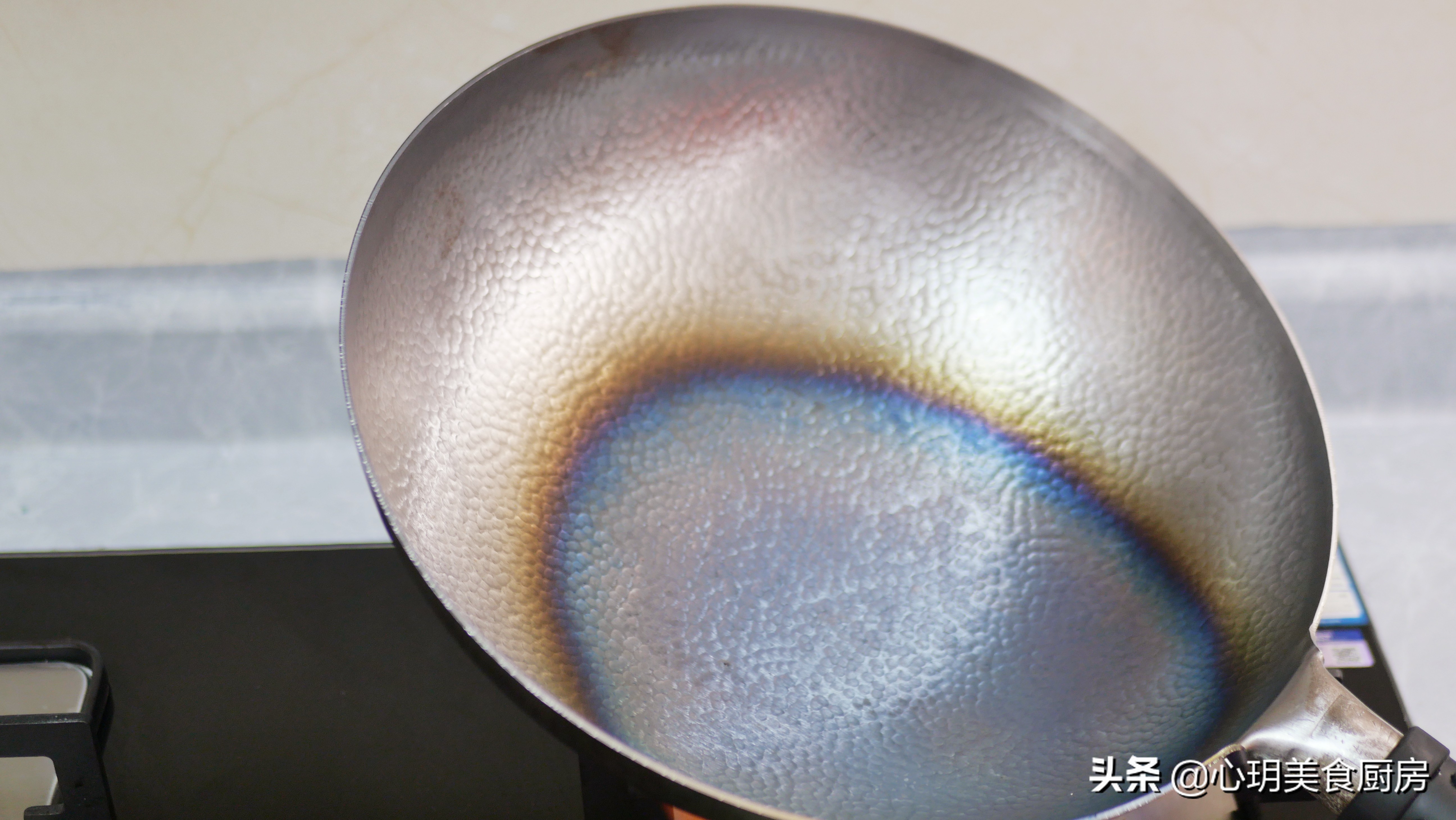 新铁锅别直接用,教你“开锅养锅”,不沾不锈寿命长,越用越顺手