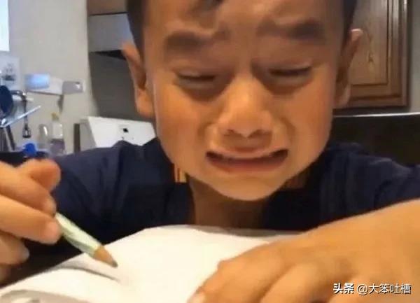 他只有13岁，却被判定为重度抑郁症。治疗期间，母亲却依旧不放过