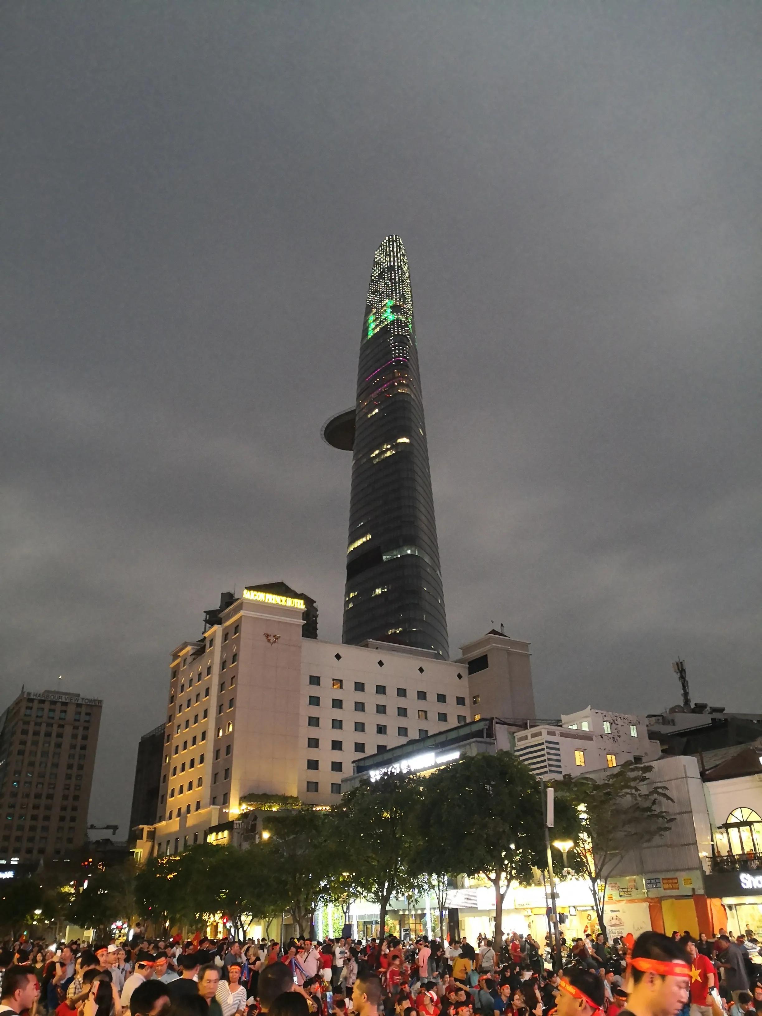 国足被轰现场,国足被越南打到的视频