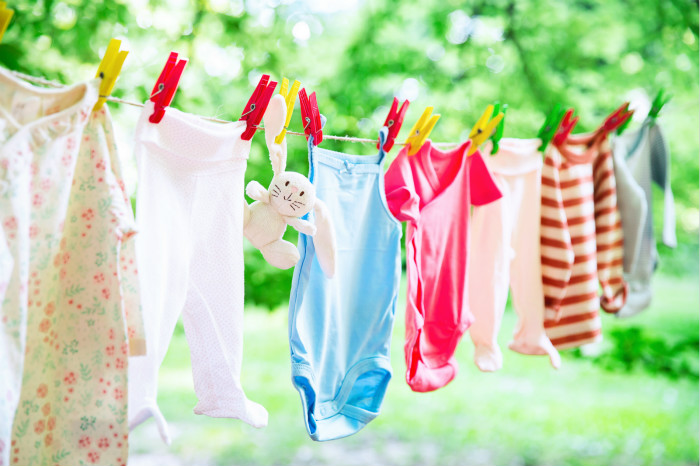 宝宝的衣服不能跟大人的一起洗吗,宝宝的衣服不能丢是迷信说法吗