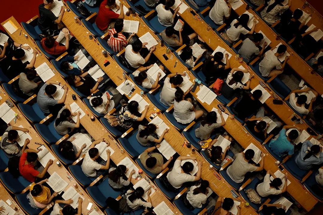 未来十年公务员有怎样的前景,中国为什么公务员最吃香