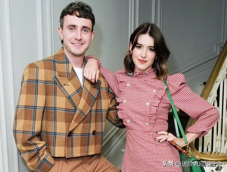 欧美明星时尚街拍2019年7月30日,欧美老年时尚博主穿羽绒服街拍