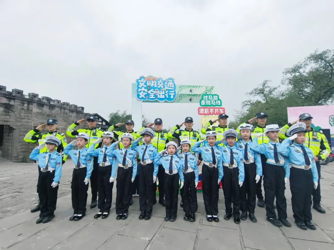 重庆渝警骁骑宣传片,渝警骁骑变身暖心代驾护送就医