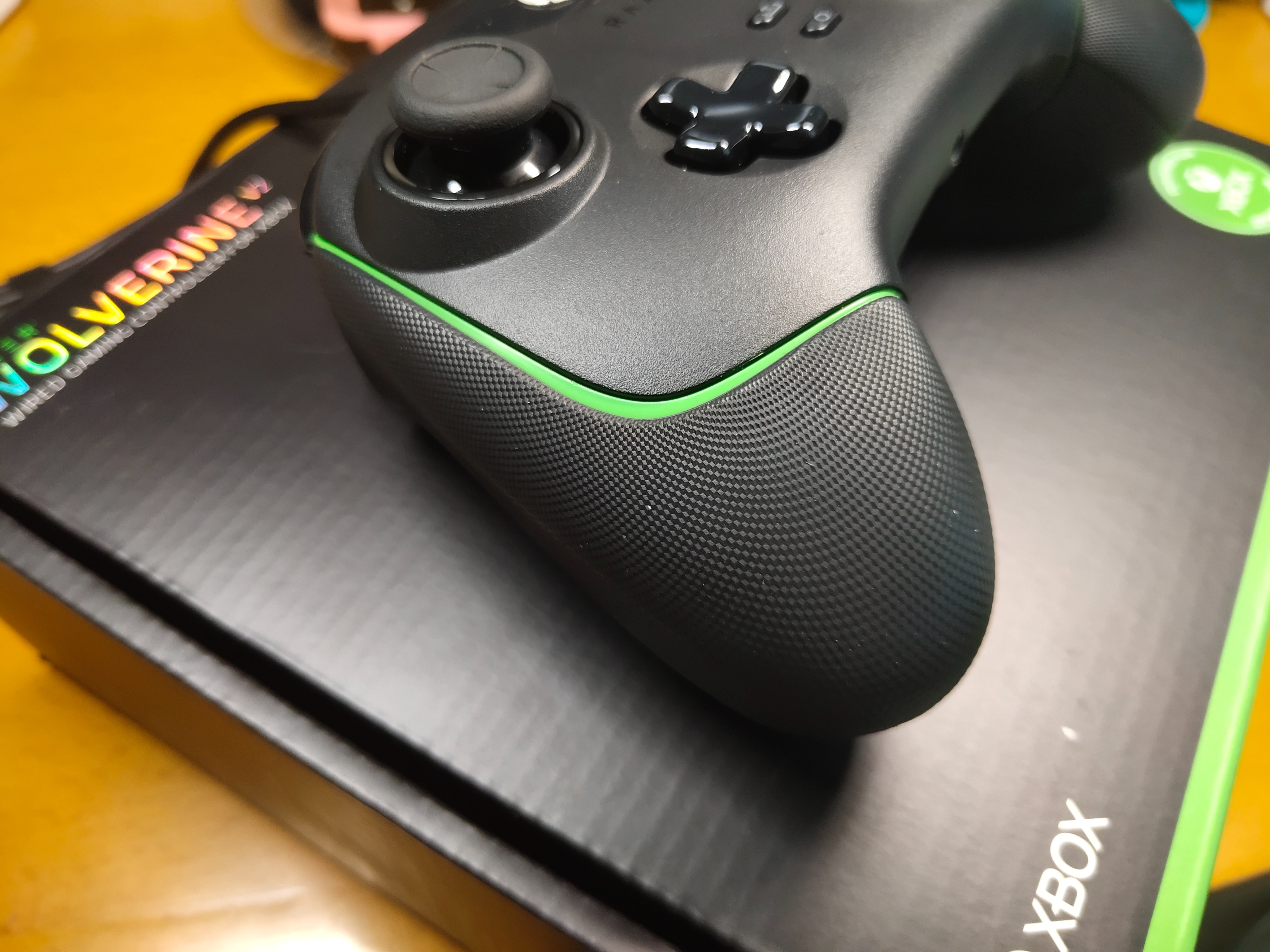 雷蛇幻影战狼幻彩版手柄上手评测,雷蛇幻影战狼v2手柄和幻彩区别