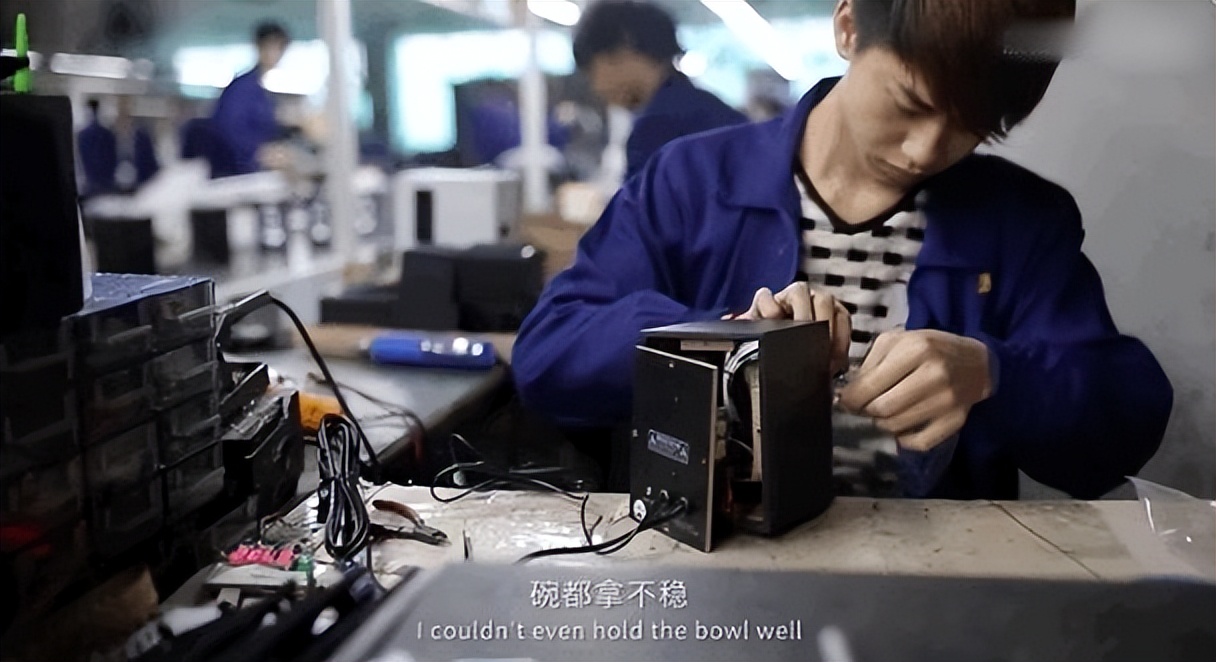 20岁小伙在工厂流水线,小伙在工厂上夜班坚持七年