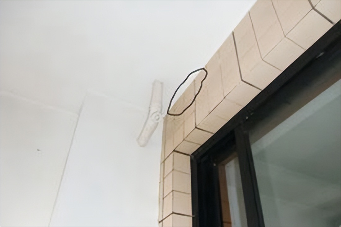 老房子阳台跟窗户渗水,阳台窗户渗水维修