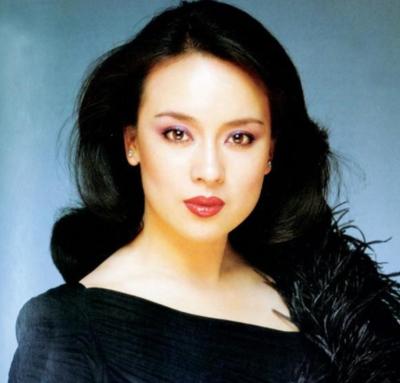 主持春晚13载，和董卿上演回忆杀，用4张白纸“骗”了观众30年