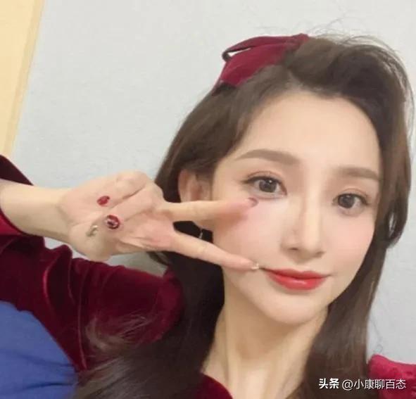 央视主持人李红董卿谁更漂亮,央视一姐李红演唱