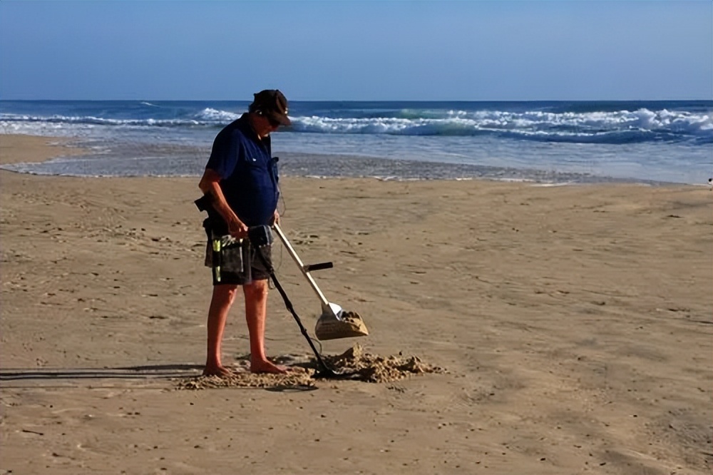 福建海边出现神秘金片，遭渔民哄抢一空，专家调查后：金片不简单