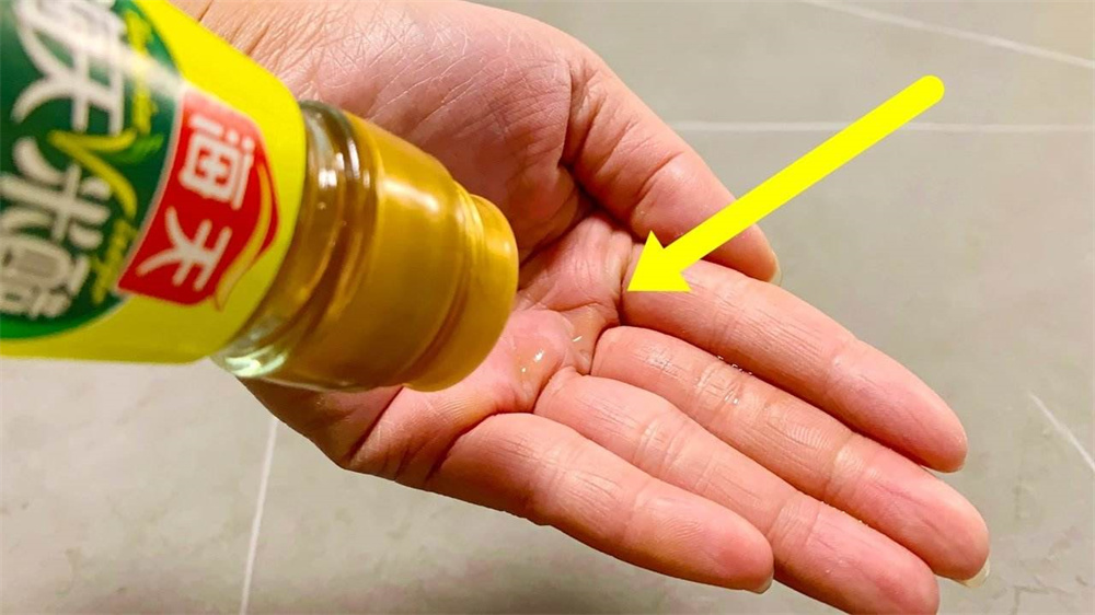 白醋倒在手心上有什么用,白醋倒在手心搓一搓