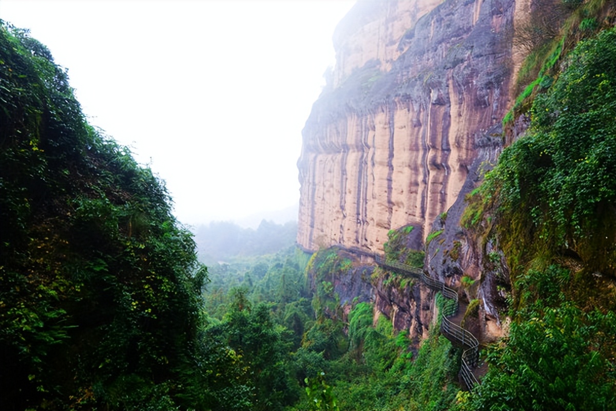 问道龙虎山，观“天下三绝”，“道教第一山”碧水丹霞入画来