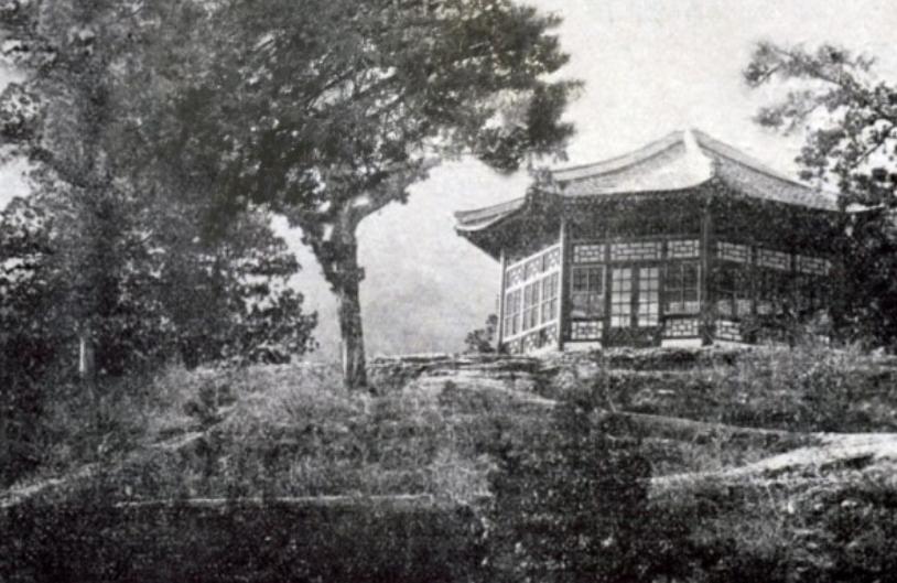 1949年，众人力劝毛主席搬进中南海，毛主席：我不搬，我不做皇帝