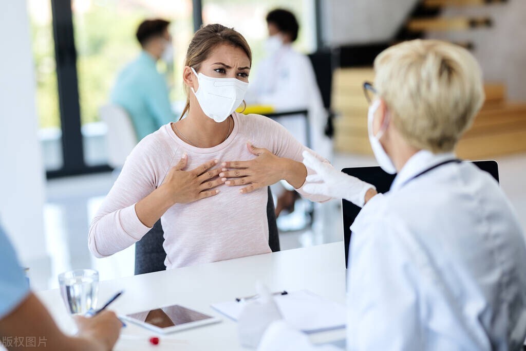 女性胸部周围游走性疼痛咋回事,女的胸部疼痛是哪些原因导致的