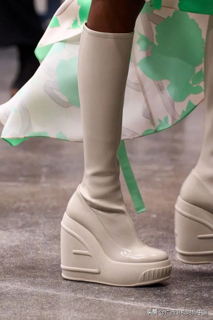 那些秀场上的“丑”鞋子