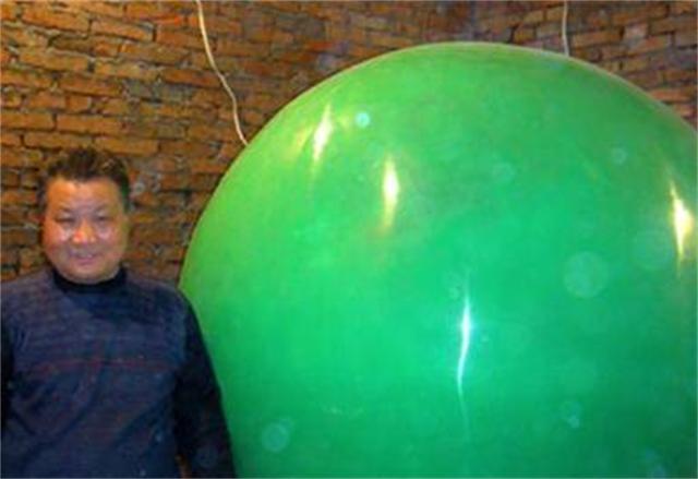 男子跋涉千里挖出6吨重夜明珠,男子挖出直径一米的夜明珠