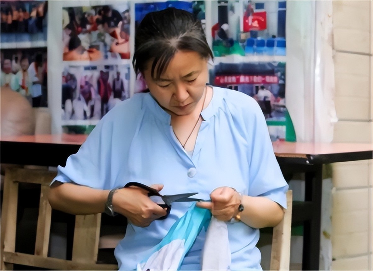 漂亮女教师被辞退,女教师为女儿辞职