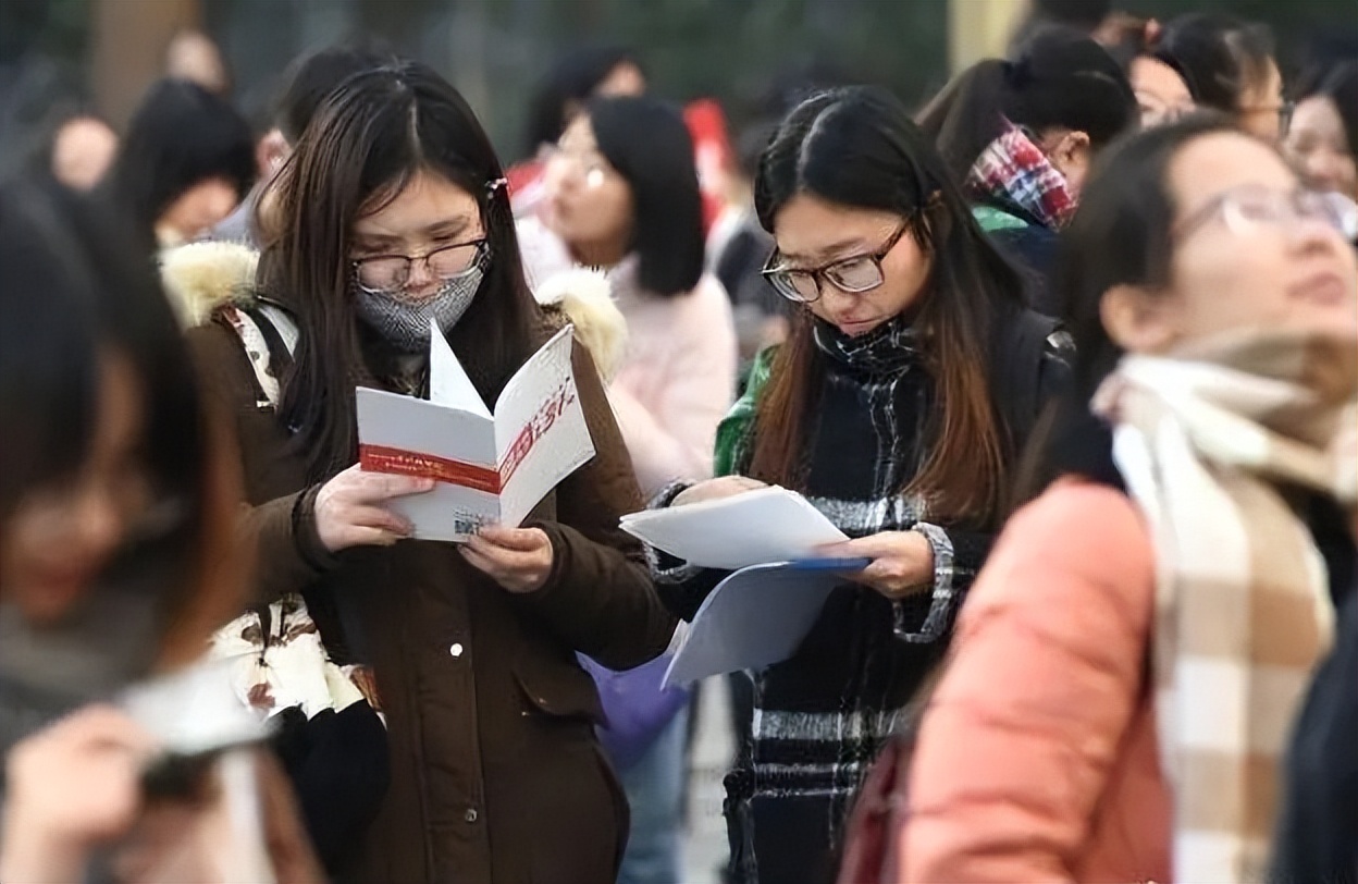 公务员凭啥是“铁饭碗”？看了正科级待遇后才懂，难怪越老越吃香