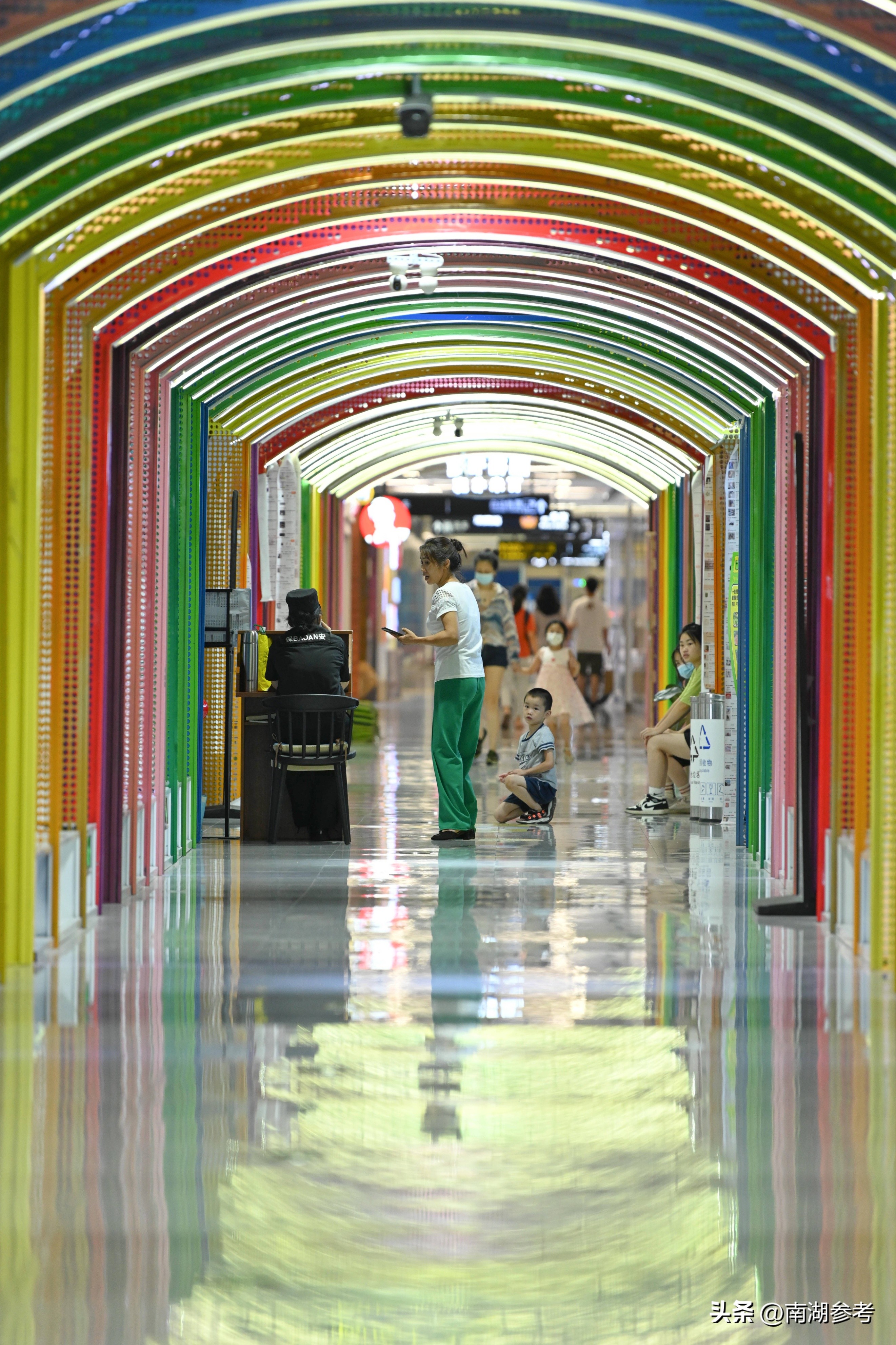 南宁24小时营业的书店,南宁地铁站现百米彩虹书店