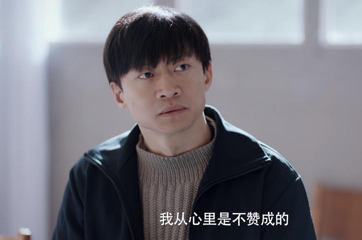 用假发遮住额头就是少男？37岁唐曾演大学生，满脸褶子太辣目