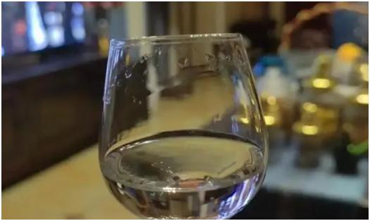 农村集市摆摊卖自己烤的酒,北方集市摆摊卖现酿白酒