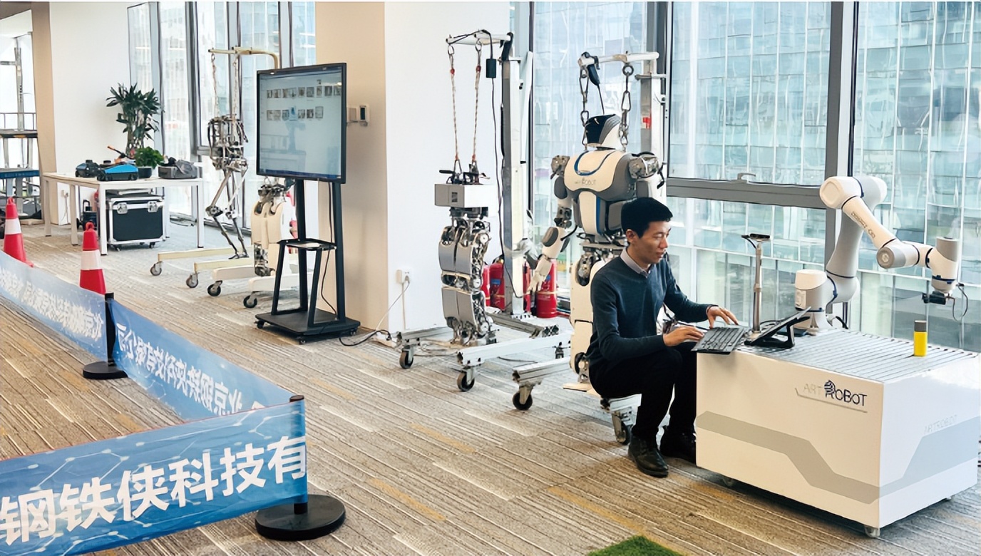 中国钢铁侠最新视频,搞笑视频钢铁侠时代变了