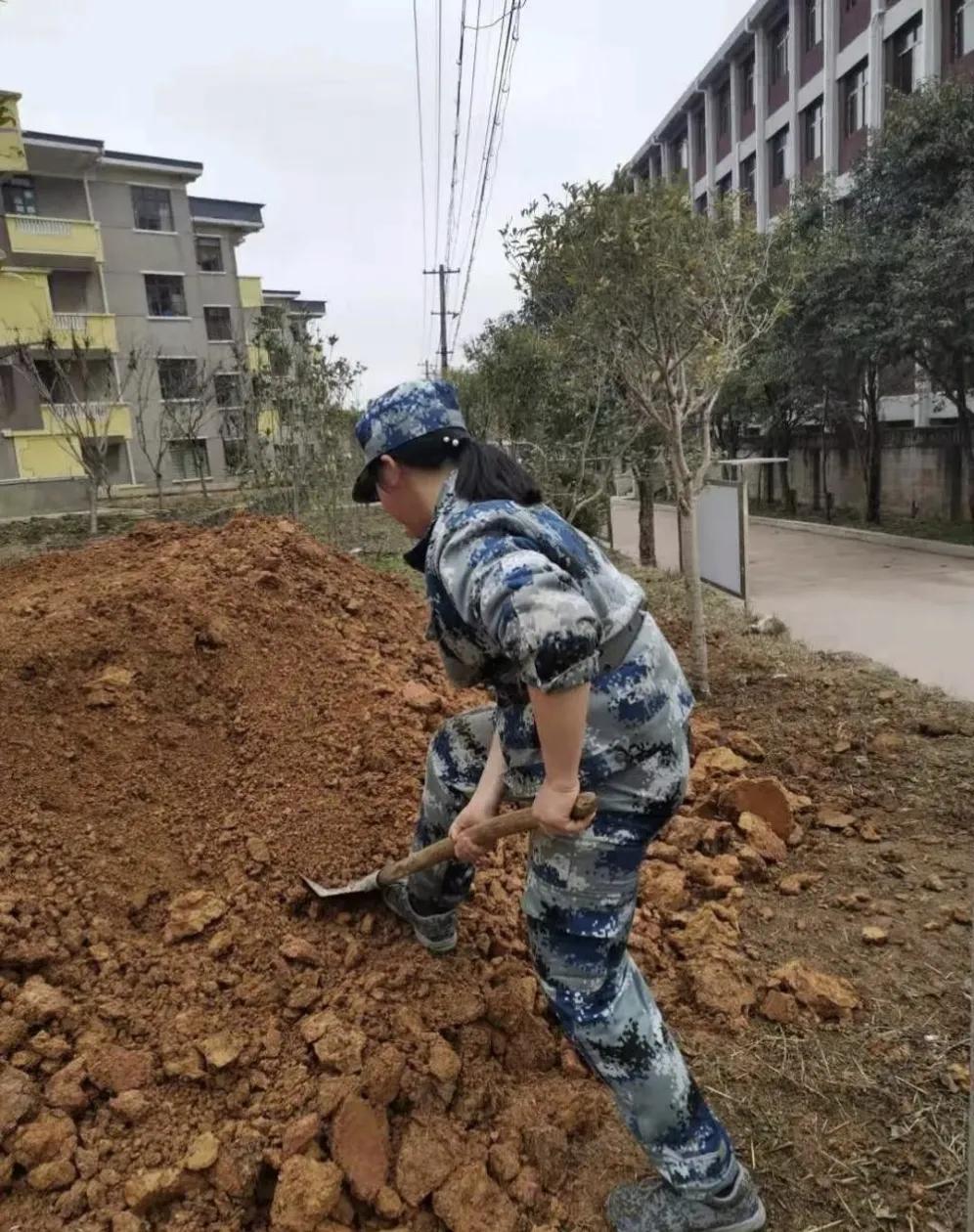 《贵州厚德心理咨询部》–––专业从事7-17周岁的叛逆孩子