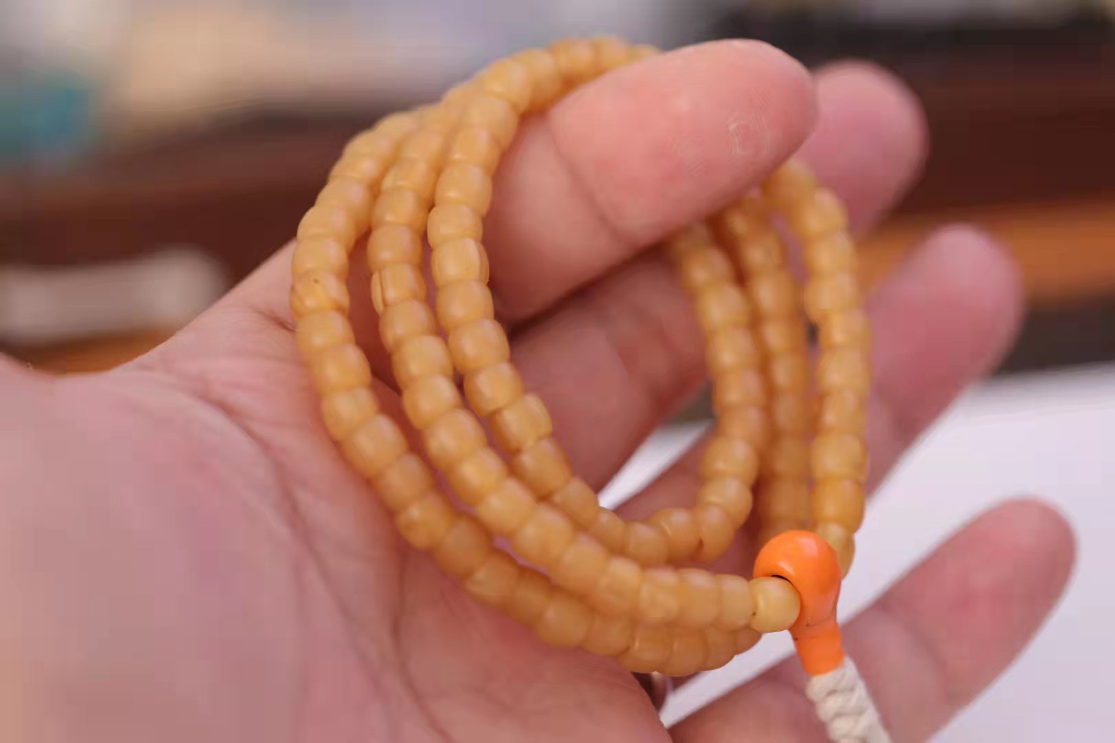 天然蜜蜡和二代合成蜜蜡的区别,二代合成蜜蜡会盘玩变色吗