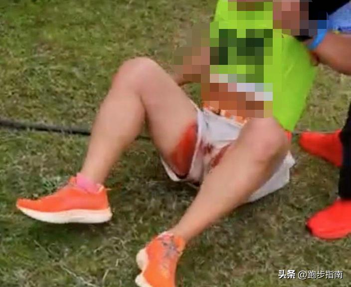 史上最惨！跑到大面积血染背心，大哥为了“破三”拼了！