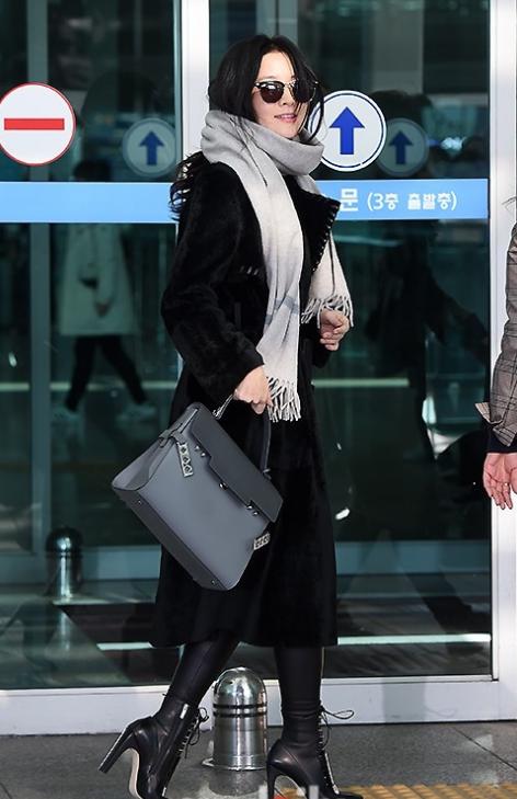 李英爱着装风格解析,李英爱穿黑色礼服