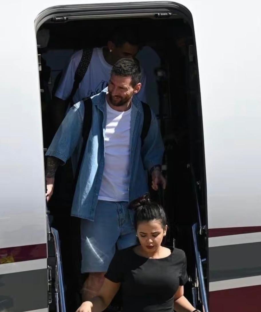 梅西私人飞机抵达北京视频,梅西乘坐私人飞机去卡塔尔