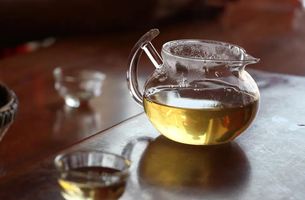 红茶和绿茶有什么区别如何区分,喝茶绿茶和红茶有什么区别