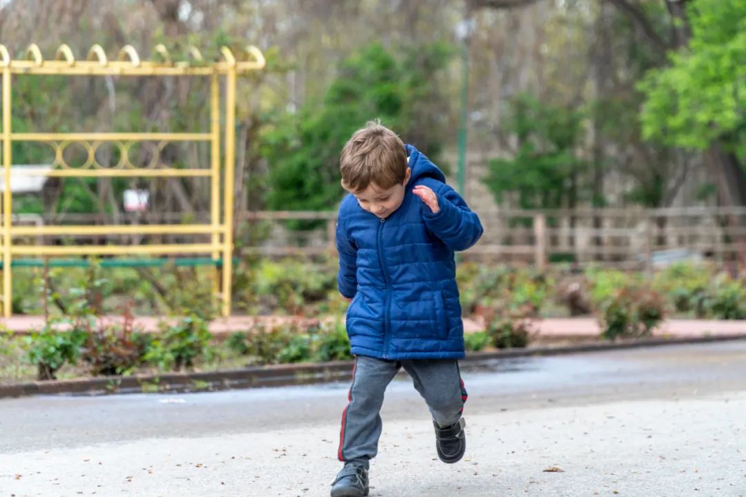 儿童衣服超标致癌有什么特征,儿童衣服含致癌物央视