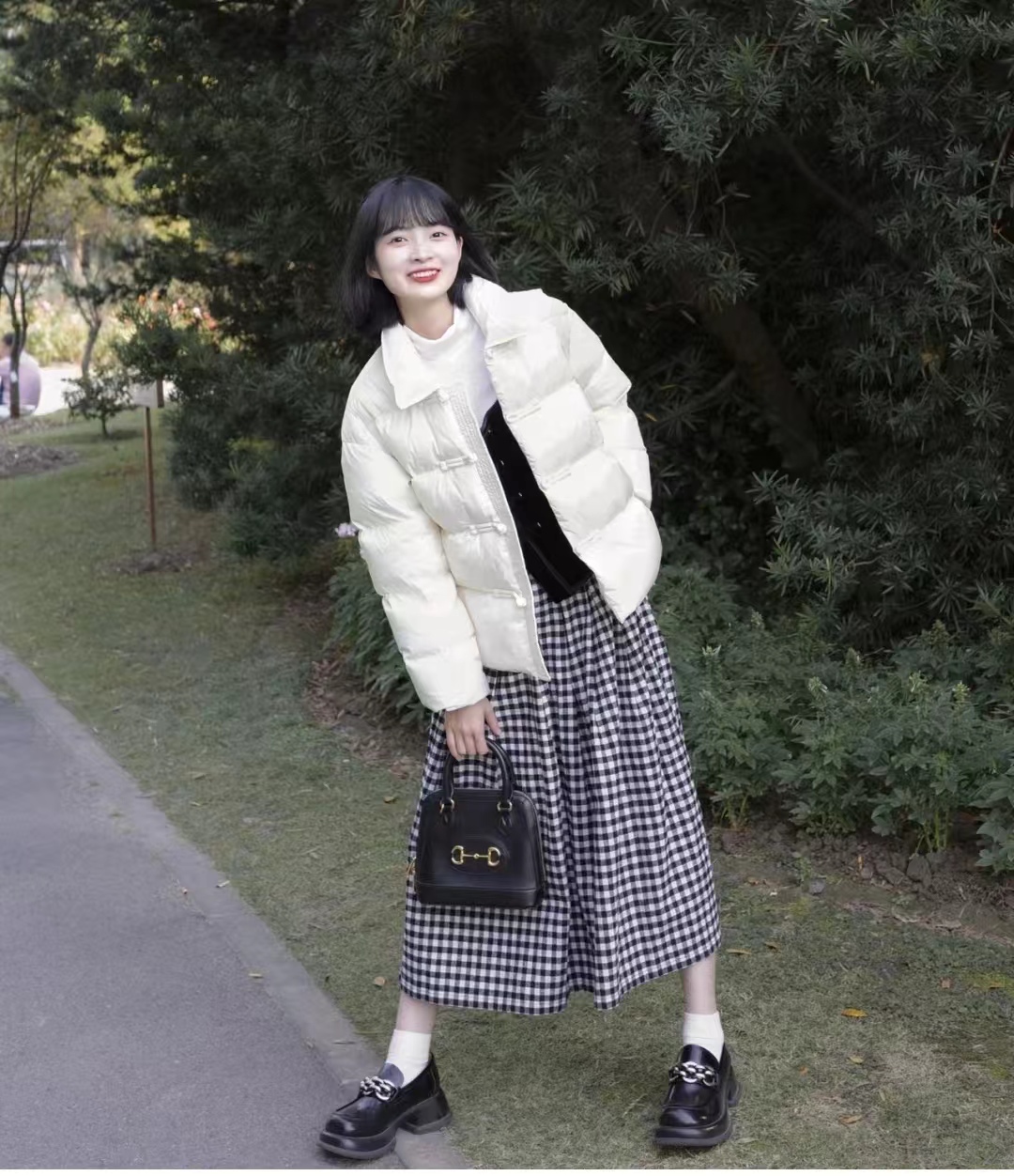 浅蓝色羽绒服怎样搭配黑色半身裙,短款白色羽绒服的最佳搭配半身裙