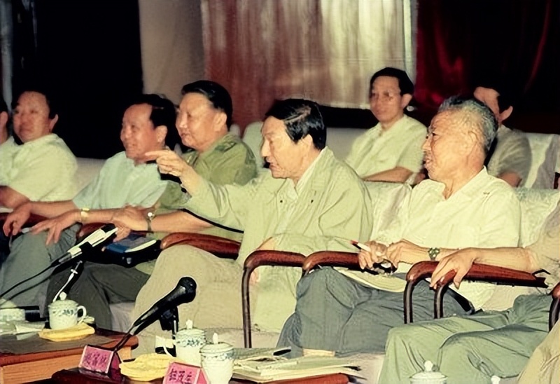 *镕基朱**公正廉洁铁面无私,幼年时失去双亲成孤儿,直言不怕得罪人